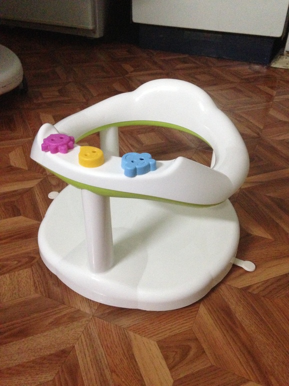 Отдам стульчики для купания.