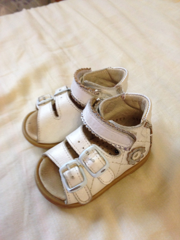 Много одежды для девочек 68-80 р-р. Вещи парные. Обувь -17-20 р-р - не парная. Рюкзаки переноски-кенгуру.