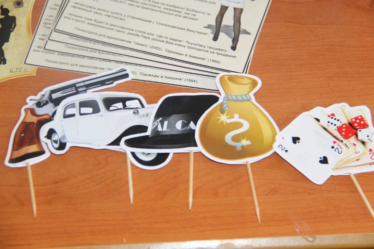 Приглашение пистолеи другие аксессуары для гангстерской вечеринки.