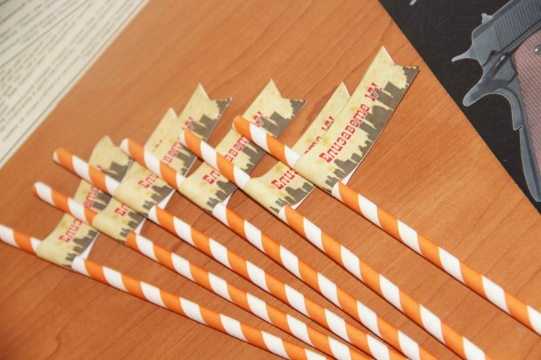 Приглашение пистолеи другие аксессуары для гангстерской вечеринки.