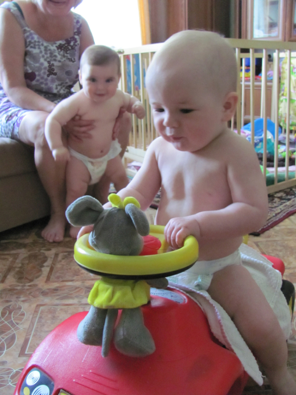 Двойнецам 10 месяцев и 1 день