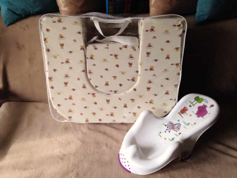 Продаю подушку для кормления двойни+подарок-горка для купания...А так же продаю другие вещи от разнополой двойни.