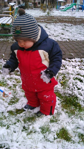 первый снежок))