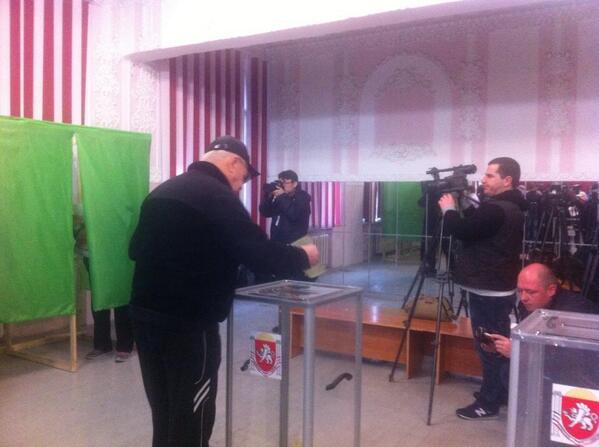 А вот и первые фото проголосовавших...(Крым)