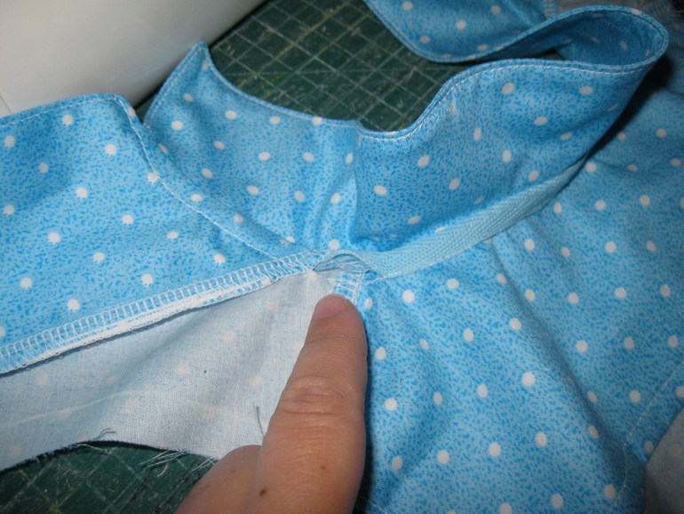 голубая в горошек