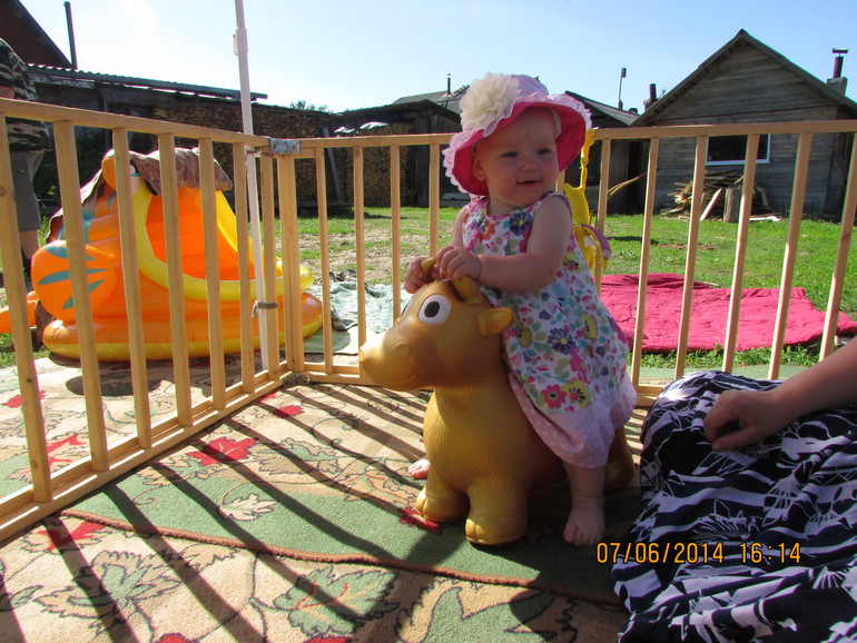 Нам год и месяц!