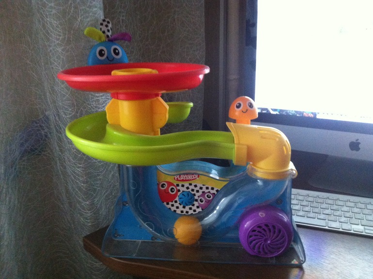 много игрушек