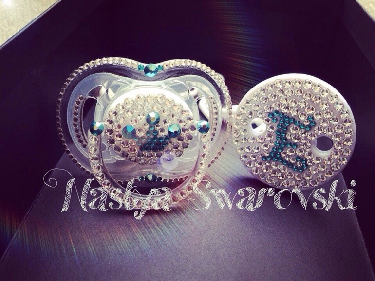 ИНКРУСТИРУЮ ПУСТЫШЕЧКИ СТРАЗАМИ SWAROVSKI :)