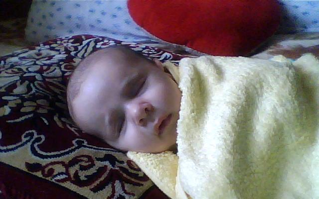 только что сфоткала......нам 1 мес и 18 дней....спит мой спящий зайчик