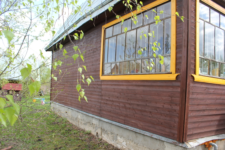  Продается Дача, площадь дома 96 кв.м., площадь участка: 6.0 сот. На участке дом из бруса, внутренняя отделка - вагонка, пол- паркетная доска, баня, беседка. Участок огорожен. На участке имеются садовые деревья, детская игровая площадка (песочница, качели) Около участка расположен небольшой пруд, в 30 км протекает р. Ока. Дом в отличном состоянии. СРОЧНО! 900 000 рублей. 