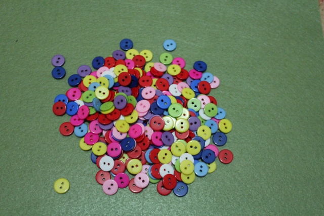 В наличии и под заказ ткани, пуговки, стразы, бисер, ленты, фетр, наборы для начинающих.