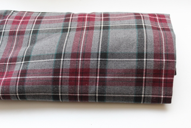 В наличии и под заказ ткани, пуговки, стразы, бисер, ленты, фетр, наборы для начинающих.