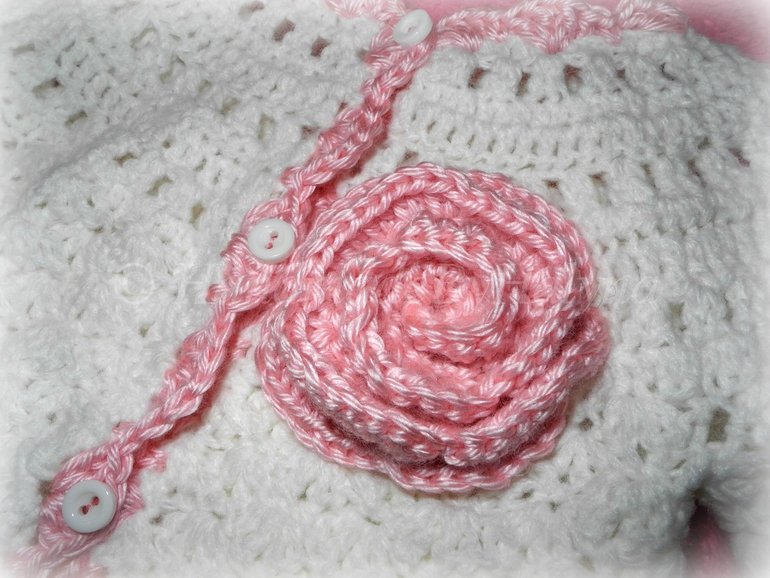 Кофточка и шапочка с розочкой