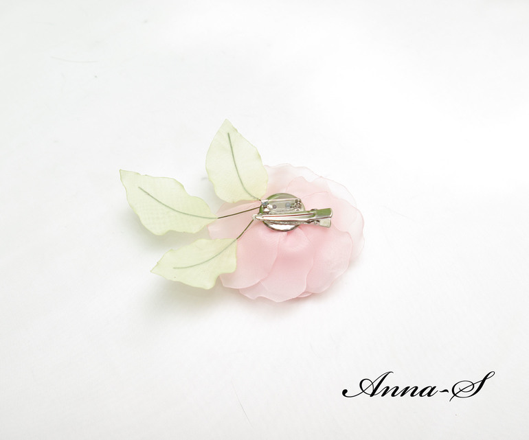 Брошь-зажим " Нежная роза "