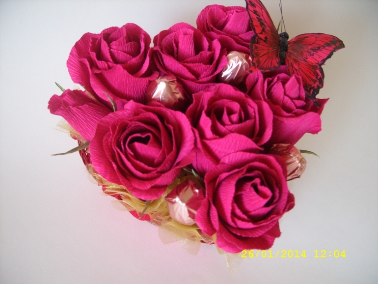 Ручной, горшочек и валентинка в корзинке.