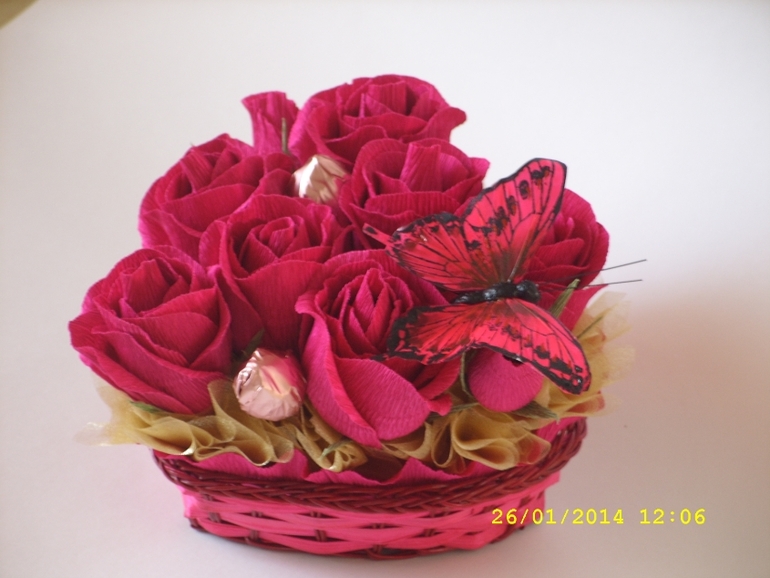 Ручной, горшочек и валентинка в корзинке.