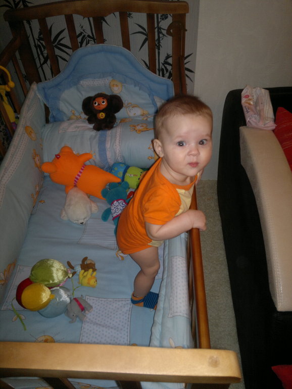 Встает сам.