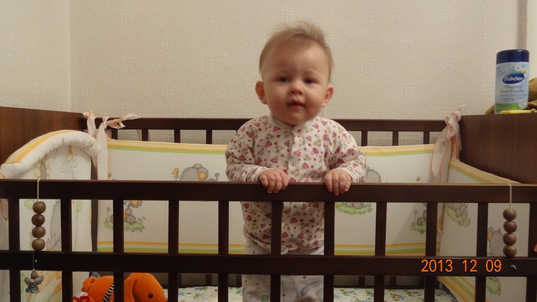 Ходит по периметру кровати