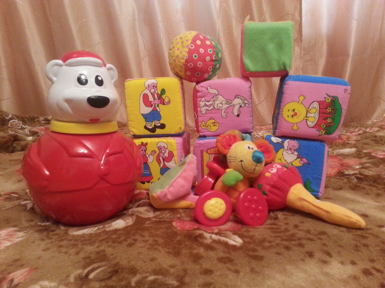 Игрушки пакетом и отдельно до года, вожжи Canpol, почта.