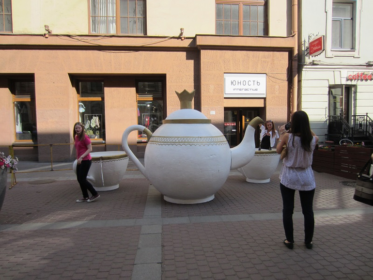 Книжный салон. День первый: улица Хармса.