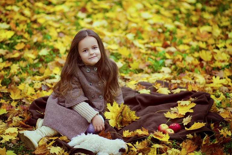 Еще не много осенних фоточек с маленькими куколками))