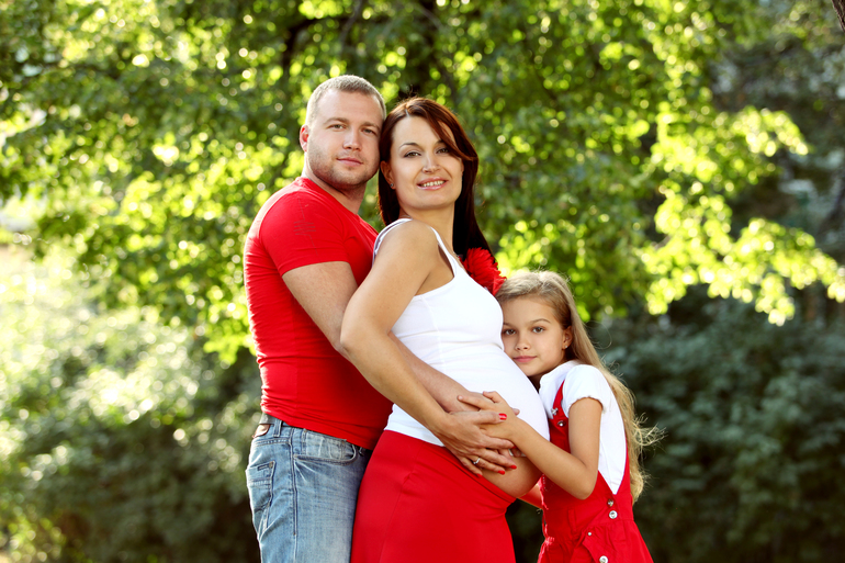 Вторая жена семьи. Семейная фотосессия. Счастливая семья с беременной.