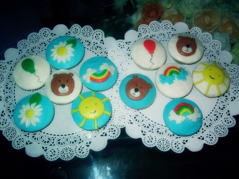 мои первые работы, капкейки тортики...оцените...я только учусь