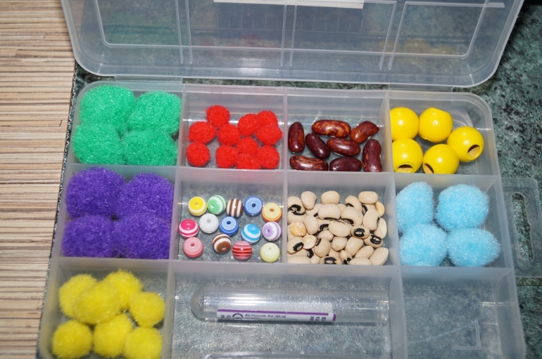 сортировка (раскладка бусин) в пробирки.