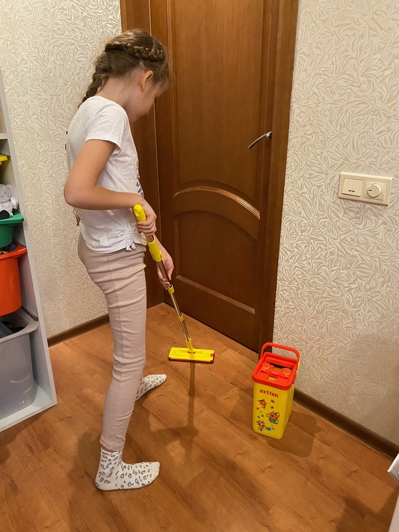 Вот уж, действительно, уборка может быть в радость и для взрослых и для детей! Когда всё вокруг чисто и руки не запачканы.